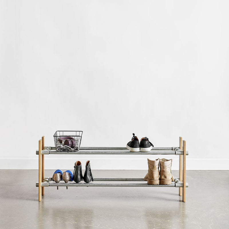 Étagère à chaussures fabriquée à partir de chêne naturel et de nos emblématiques tuyaux en fer galvanisé argenté. Vous pouvez y ranger des escarpins, bottes ou baskets..